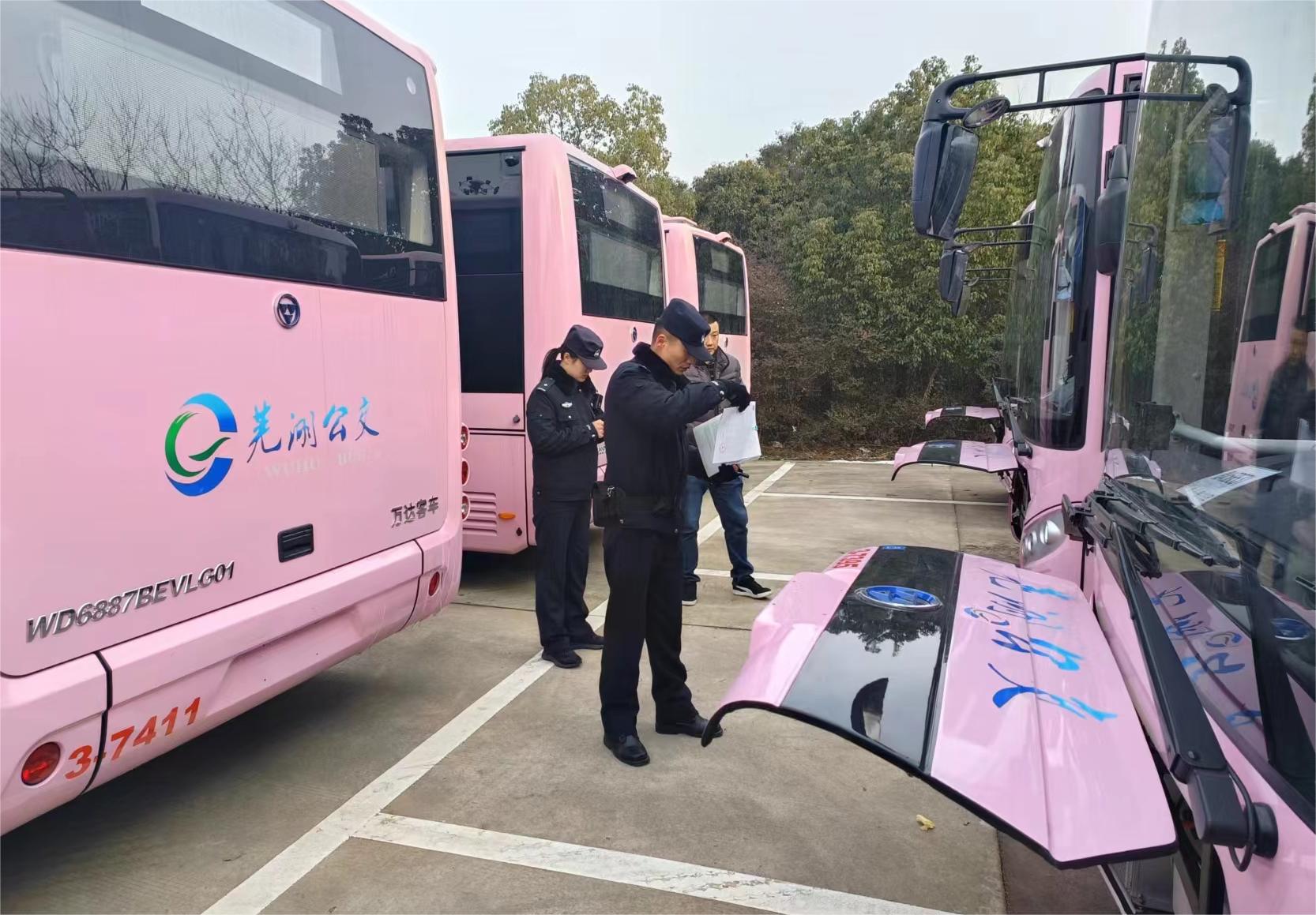 警企協(xié)作，共保公交新車(chē)上線(xiàn)服務(wù)